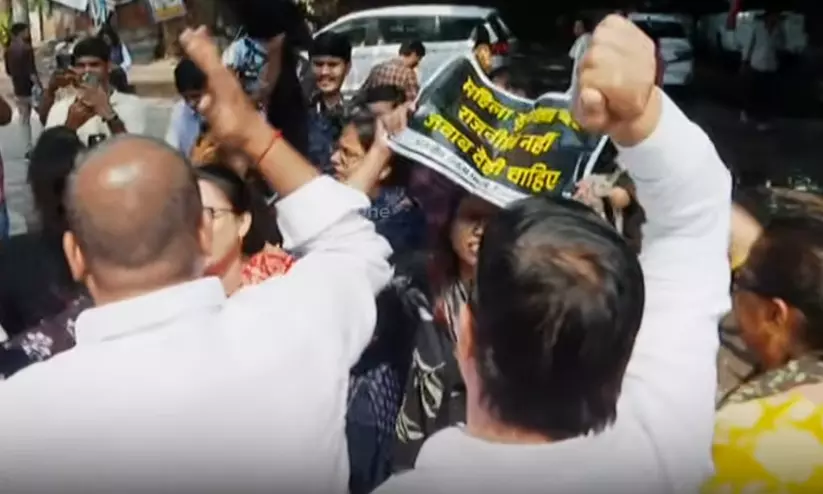 കോൺഗ്രസ് ആസ്ഥാനത്ത് ഇരച്ചെത്തി മഹിളമോർച്ചക്കാർ; ‘മോദി ചോർ ഹെ’ വിളിച്ച് തുരത്തിവിട്ട് കോൺഗ്രസുകാർ കോൺഗ്രസ് ആസ്ഥാനത്ത് ഇരച്ചെത്തി മഹിളമോർച്ചക്കാർ; ‘മോദി ചോർ ഹെ’ വിളിച്ച് തുരത്തിവിട്ട് കോൺഗ്രസുകാർ