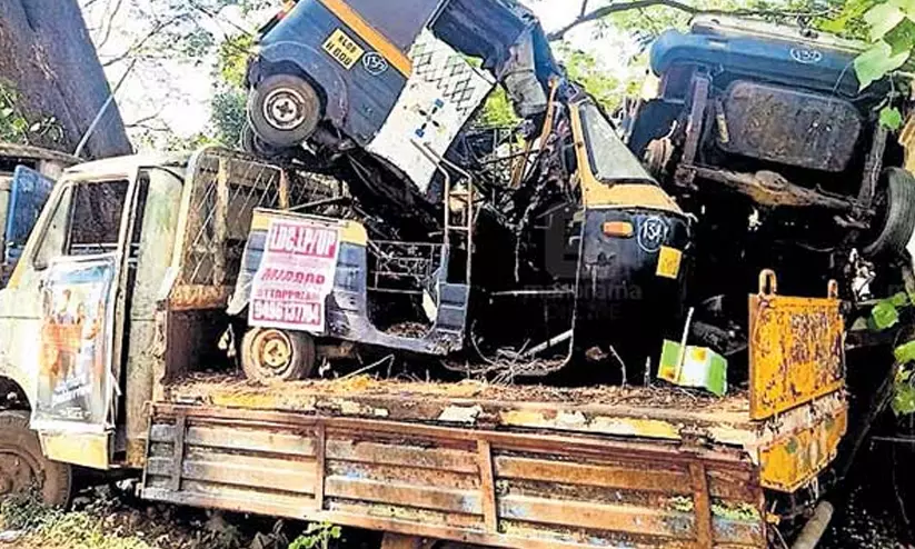 വാഹനം പൊലീസ് പിടിച്ചാൽ ഇനി പിഴയടച്ച് ഇറക്കാം; പിഴത്തുക 1000 മുതൽ 3000 രൂപ വരെ, പാർക്കിങ് ഫീസും നൽകണം വാഹനം പൊലീസ് പിടിച്ചാൽ ഇനി പിഴയടച്ച് ഇറക്കാം; പിഴത്തുക 1000 മുതൽ 3000 രൂപ വരെ, പാർക്കിങ് ഫീസും നൽകണം