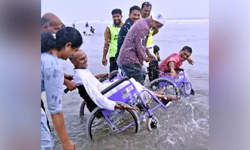 കടലലയിൽ വേദനകൾ അലിഞ്ഞു, പുഞ്ചിരിയോടെ അവർ മടങ്ങി ; അത്താണിയിലെ കിടപ്പുരോഗികൾ കോഴിക്കോട് ബീച്ച് സന്ദർശിച്ചു