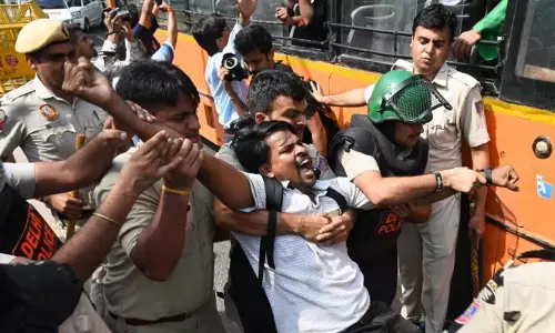 പൊലീസ് കസ്റ്റഡിയിലെടുത്താൽ വിളിക്കാം, ലൈവ് ലൊക്കേഷൻ അയക്കാം; ഡൽഹിയിൽ പ്രതിഷേധക്കാർക്ക് തുണയായി അഭിഭാഷക സംഘം