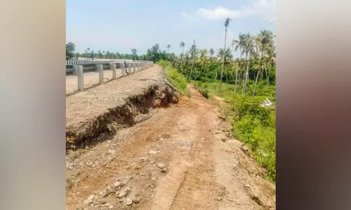 മതിലകത്തെ സർവിസ് റോഡ് ആവശ്യം;താൽക്കാലിക വഴിയിൽ ഒതുങ്ങുമെന്നാശങ്ക