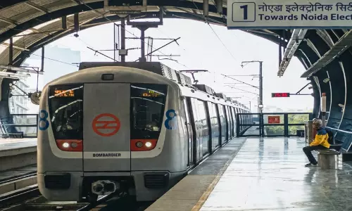 ഡൽഹി മെട്രോയിലെ സീറ്റ് തർക്കം കൊലപാതകത്തിൽ കലാശിച്ചു; മുൻ ഐഎഎസ് ഉദ്യോഗസ്ഥനും മകനും പിടിയിൽ