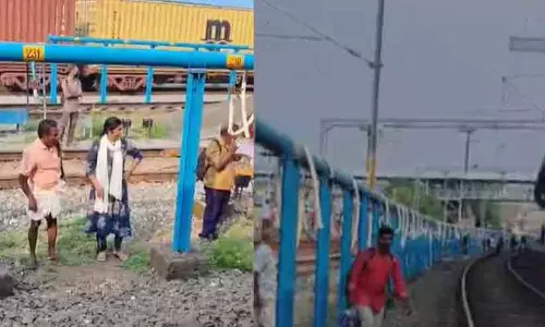 റെയിൽവേ സ്റ്റേഷനിൽ അനൗൺസ്മെന്റ് പിഴച്ചു; പാളം മുറിച്ചുകടന്ന് യാത്രക്കാർ, അപകടം ഒഴിവായത് തലനാരിഴക്ക് റെയിൽവേ സ്റ്റേഷനിൽ അനൗൺസ്മെന്റ് പിഴച്ചു; പാളം മുറിച്ചുകടന്ന് യാത്രക്കാർ, അപകടം ഒഴിവായത് തലനാരിഴക്ക്