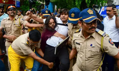 പൊലീസുകാർ ഞങ്ങളെ തല്ലിച്ചതച്ചു, സ്വകാര്യ ഭാഗങ്ങളിൽ മർദ്ദിച്ചു; ഡൽഹി പൊലീസിനെതിരെ അഭിഭാഷകൻ രംഗത്ത്
