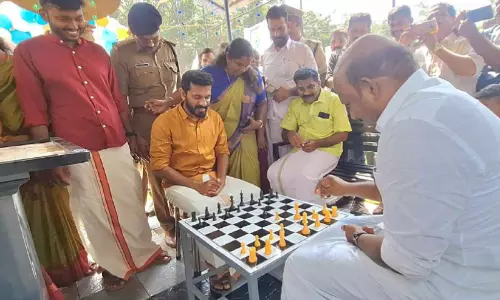 എം.എൽ.എക്ക് മന്ത്രിയുടെ ചെക്ക്; വിശ്രമകേന്ദ്ര ഉദ്ഘാടനവേദിയിൽ ചെസ് കളിച്ച് മന്ത്രി എം. ലിജുവും എം.എൽ.എ അരുണ്‍കുമാറും