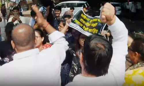 കോൺഗ്രസ് ആസ്ഥാനത്ത് ഇരച്ചെത്തി മഹിളമോർച്ചക്കാർ; ‘മോദി ചോർ ഹെ’ വിളിച്ച് തുരത്തിവിട്ട് കോൺഗ്രസുകാർ