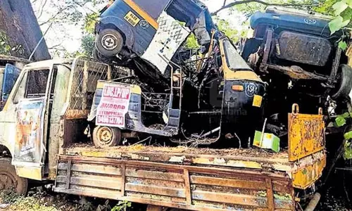 വാഹനം പൊലീസ് പിടിച്ചാൽ ഇനി പിഴയടച്ച് ഇറക്കാം; പിഴത്തുക 1000 മുതൽ 3000 രൂപ വരെ, പാർക്കിങ് ഫീസും നൽകണം വാഹനം പൊലീസ് പിടിച്ചാൽ ഇനി പിഴയടച്ച് ഇറക്കാം; പിഴത്തുക 1000 മുതൽ 3000 രൂപ വരെ, പാർക്കിങ് ഫീസും നൽകണം