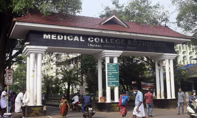 കോഴിക്കോട് മെഡിക്കൽ കോളജിൽ ശസ്ത്രക്രിയക്ക് പിന്നാലെ രോഗി മരിച്ചു ; ചികിത്സാപ്പിഴവ് ആരോപിച്ച് ബന്ധുക്കൾ കോഴിക്കോട് മെഡിക്കൽ കോളജിൽ ശസ്ത്രക്രിയക്ക് പിന്നാലെ രോഗി മരിച്ചു ; ചികിത്സാപ്പിഴവ് ആരോപിച്ച് ബന്ധുക്കൾ