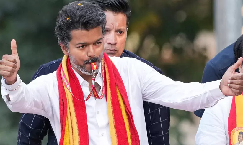വിജയ്ക്കൊപ്പം പോയ ആറ് എം.എൽ.എമാർക്ക് ആശ്വാസം; അയോഗ്യതാ നടപടിയിൽ നിർണായക ഉത്തരവുമായി മദ്രാസ് ഹൈകോടതി വിജയ്ക്കൊപ്പം പോയ ആറ് എം.എൽ.എമാർക്ക് ആശ്വാസം; അയോഗ്യതാ നടപടിയിൽ നിർണായക ഉത്തരവുമായി മദ്രാസ് ഹൈകോടതി