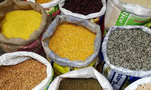 സംസ്ഥാനത്ത് ഭക്ഷ്യവസ്തുക്കളുടെ വില കുതിക്കുന്നു; അരിക്കും ധാന്യങ്ങൾക്കും വില കൂടി സംസ്ഥാനത്ത് ഭക്ഷ്യവസ്തുക്കളുടെ വില കുതിക്കുന്നു; അരിക്കും ധാന്യങ്ങൾക്കും വില കൂടി