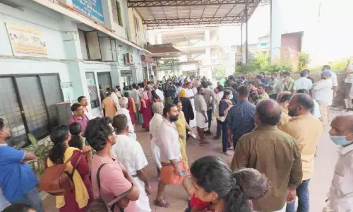 കാത്ത് നിന്നിട്ടും രോഗിക്ക് അഡ്മിഷൻ ലഭിച്ചില്ല; വടകര ഗവ. ജില്ല ആശുപത്രിയിൽ വാക്കേറ്റവും ബഹളവും