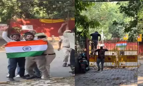 വിലക്കിന് പുല്ലുവില;  ജന്തർ മന്തറിൽ സി.ജെ.പിയുടെ മിന്നൽ സമരം: ബാരിക്കേഡുകൾ മറികടന്ന് നേതാക്കൾ