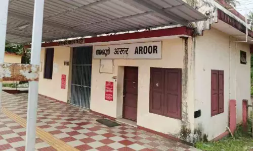 ഹാൾട്ട് ഏജന്റും ഇല്ലാതായി; നോക്കുകുത്തിയായി അരൂർ റെയിൽവേ സ്റ്റേഷൻ ഹാൾട്ട് ഏജന്റും ഇല്ലാതായി; നോക്കുകുത്തിയായി അരൂർ റെയിൽവേ സ്റ്റേഷൻ
