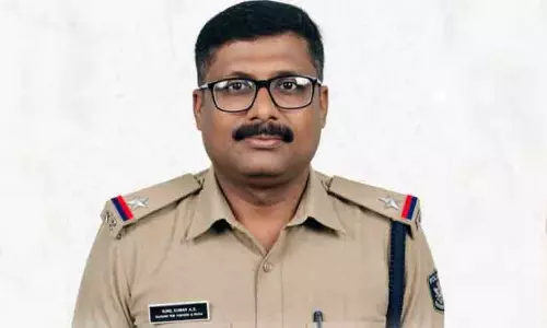 പൊലീസുദ്യോഗസ്ഥൻ ജോലിക്കിടെ കുഴഞ്ഞുവീണ് മരിച്ചു പൊലീസുദ്യോഗസ്ഥൻ ജോലിക്കിടെ കുഴഞ്ഞുവീണ് മരിച്ചു