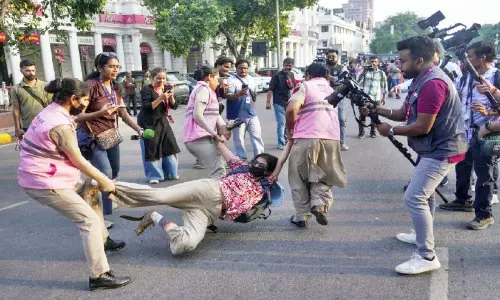 അടിച്ചമർത്തലല്ല,  സംവാദമാണ് ജനാധിപത്യം