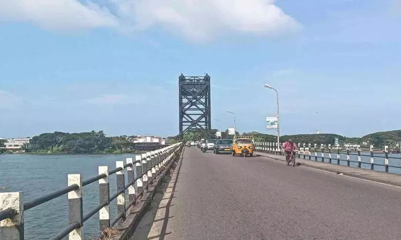 ആത്മഹത്യ മുനമ്പായി പാലങ്ങൾ; കമ്പിവേലി കെട്ടണമെന്ന ആവശ്യം ഉയരുന്നു ആത്മഹത്യ മുനമ്പായി പാലങ്ങൾ; കമ്പിവേലി കെട്ടണമെന്ന ആവശ്യം ഉയരുന്നു