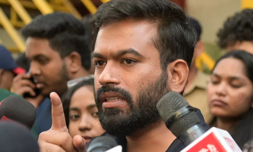 രാജ്യസ്നേഹം പ്രകടിപ്പിക്കുന്നത് കുറ്റമാണോ? എന്തിനാണ് ഈ അപ്രഖ്യാപിത അടിയന്തരാവസ്ഥ; മോദിക്കെതിരെ അഭിജീത് ദിപ്കെ രാജ്യസ്നേഹം പ്രകടിപ്പിക്കുന്നത് കുറ്റമാണോ? എന്തിനാണ് ഈ അപ്രഖ്യാപിത അടിയന്തരാവസ്ഥ; മോദിക്കെതിരെ അഭിജീത് ദിപ്കെ