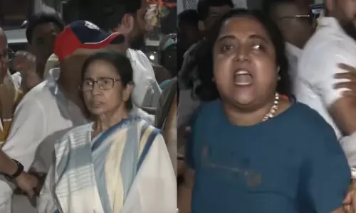 മമതാ ബാനർജിയെ കത്തികൊണ്ട് കുത്താൻ ശ്രമം; യുവതി പിടിയിൽ