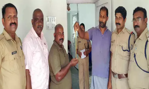 റോഡിൽ നിന്ന് കിട്ടിയ അഞ്ച് പവൻ സ്വർണമാല ഉടമയ്ക്ക് തിരികെ നൽകി വ്യാപാരി