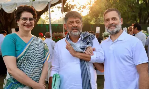 ഡൽഹി പ്രതിഷേധത്തിനിടയിൽ കർണാടക മുഖ്യമന്ത്രിയെ തള്ളിമാറ്റി; രാഹുൽ ഗാന്ധി കന്നഡിഗരെ അപമാനിച്ചെന്ന് ബി.ജെ.പി എം.എൽ.സി