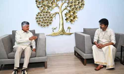 തമിഴ്നാടിന് കൂടുതൽ ജലം; ഉറപ്പുനൽകാതെ ആന്ധ്രാപ്രദേശ് മുഖ്യമന്ത്രി, ചന്ദ്രബാബു നായിഡുമായി വിജയ് കൂടിക്കാഴ്ച നടത്തി