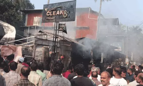 ഗ്യാ​സ് സി​ലി​ണ്ട​ർ പൊ​ട്ടി​ത്തെ​റി​ച്ച്   ഹോ​ട്ട​ലി​ൽ തീ​പി​ടി​ത്തം