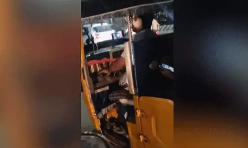 ഓട്ടോയിൽ സിനിമയും ഹെഡ്‌ഫോണും ധരിച്ച് ഡ്രൈവിങ്; ‘സഞ്ചരിക്കുന്ന മരണക്കെണി’യെന്ന് പൊലീസ്
