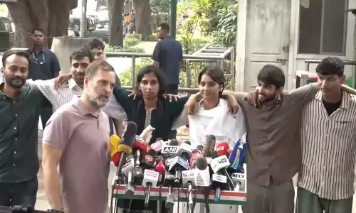 മർദകർക്ക് താക്കീത്; സമരഭൂമിയിൽ മർദനമേറ്റവരുമായി രാഹുൽ, വിതുമ്പലോടെ മലയാളി വിദ്യാർഥിനി ആതിര