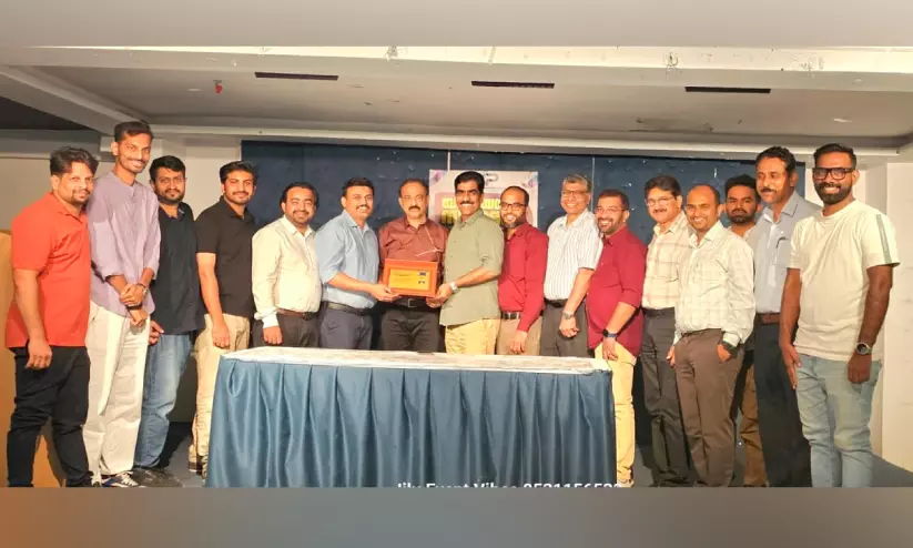 പ്രവാസം മതിയാക്കി നാട്ടിലേക്ക് മടങ്ങുന്ന മുസ്തഫ ചീമാടന് എസ്.കെ.പി.എഫ് യാത്രയയപ്പ് നൽകി പ്രവാസം മതിയാക്കി നാട്ടിലേക്ക് മടങ്ങുന്ന മുസ്തഫ ചീമാടന് എസ്.കെ.പി.എഫ് യാത്രയയപ്പ് നൽകി