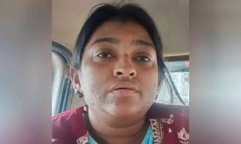 സ്വത്തുതർക്കത്തെ തുടർന്ന് അമ്മയുടെ ദേഹത്ത് തിളച്ചവെള്ളം ഒഴിച്ച സംഭവം: പ്രതി അശ്വതി അച്ചു പിടിയിൽ സ്വത്തുതർക്കത്തെ തുടർന്ന് അമ്മയുടെ ദേഹത്ത് തിളച്ചവെള്ളം ഒഴിച്ച സംഭവം: പ്രതി അശ്വതി അച്ചു പിടിയിൽ