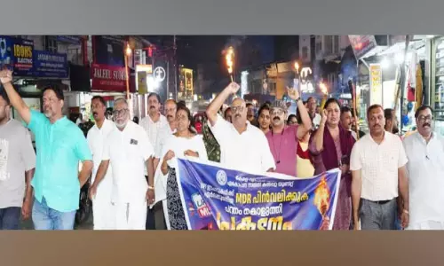 കല്‍പറ്റയില്‍ വ്യാപാരികളുടെ   പന്തംകൊളുത്തി പ്രതിഷേധം