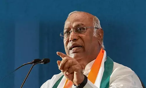 Congress President Mallikarjun Kharge addressing media regarding the police action against Ankita Bhandaris parents at India Gate. Congress President Mallikarjun Kharge addressing media regarding the police action against Ankita Bhandaris parents at India Gate.