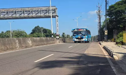 ബസ് കാത്തിരിപ്പ് കേന്ദ്രമില്ല; മൊഗ്രാൽ പുത്തൂർ   അറഫാത്ത് നഗറിൽ യാത്രക്കാർ വലയുന്നു