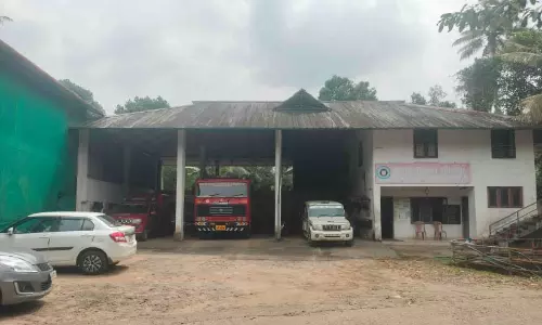 വെ​ള്ള​വും അ​ടി​സ്ഥാ​ന സൗ​ക​ര്യ​ങ്ങ​ളു​മി​ല്ല   ര​ക്ഷ​യി​ല്ലാ​തെ അ​ടി​മാ​ലി അ​ഗ്‌​നി​ര​ക്ഷ നി​ല​യം