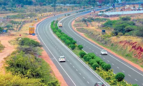 എം.​സി റോ​ഡി​ലെ അ​പ​ക​ട പ​ര​മ്പ​ര​ക്ക് പ​രി​ഹാ​രം കാ​ണ​ണം
