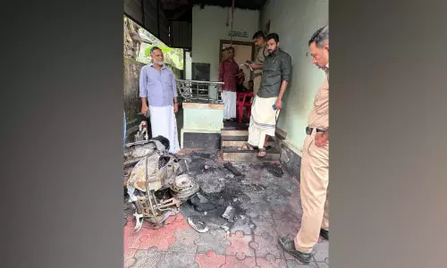 വീട്ടുമുറ്റത്ത് നിർത്തിയ സ്കൂട്ടർ തീവെച്ച് നശിപ്പിച്ചു വീട്ടുമുറ്റത്ത് നിർത്തിയ സ്കൂട്ടർ തീവെച്ച് നശിപ്പിച്ചു