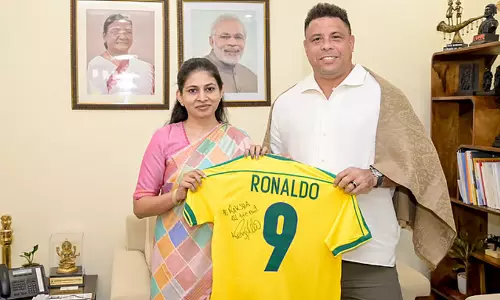 റൊണാൾഡോ ഡൽഹിയിൽ; കേന്ദ്ര സഹമന്ത്രിയുമായി കൂടിക്കാഴ്ച നടത്തി; ജഴ്സി സമ്മാനിച്ചു റൊണാൾഡോ ഡൽഹിയിൽ; കേന്ദ്ര സഹമന്ത്രിയുമായി കൂടിക്കാഴ്ച നടത്തി; ജഴ്സി സമ്മാനിച്ചു