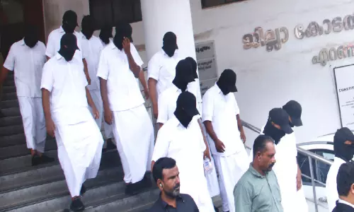 അഭിമന്യു വധം;13 പ്രതികളെ ഒന്നാം സാക്ഷി തിരിച്ചറിഞ്ഞു; പ്രതികളെല്ലാം ഒരേ വേഷത്തിലാണ് കോടതിയിൽ ഹാജരായത് അഭിമന്യു വധം;13 പ്രതികളെ ഒന്നാം സാക്ഷി തിരിച്ചറിഞ്ഞു; പ്രതികളെല്ലാം ഒരേ വേഷത്തിലാണ് കോടതിയിൽ ഹാജരായത്