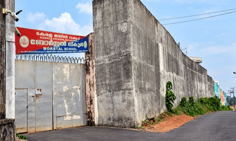 നിറഞ്ഞുകവിഞ്ഞ് നെടുമ്പാശ്ശേരി അപകടത്തിലെ പ്രതികളെ പാർപ്പിക്കുന്ന ബോസ്റ്റൽ സ്കൂൾ നിറഞ്ഞുകവിഞ്ഞ് നെടുമ്പാശ്ശേരി അപകടത്തിലെ പ്രതികളെ പാർപ്പിക്കുന്ന ബോസ്റ്റൽ സ്കൂൾ