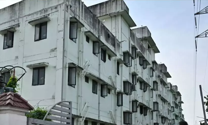 മുണ്ടംവേലി അപ്പാർട്ട്മെന്റ്: ദുരവസ്ഥ വിവരിച്ച് അമിക്കസ് ക്യൂറി; ഞെട്ടി ഹൈകോടതി മുണ്ടംവേലി അപ്പാർട്ട്മെന്റ്: ദുരവസ്ഥ വിവരിച്ച് അമിക്കസ് ക്യൂറി; ഞെട്ടി ഹൈകോടതി