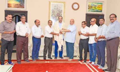 പാറാട് ടി. മുഹമ്മദിനെ ഷാർജ കെ.എം.സി.സി ആദരിച്ചു പാറാട് ടി. മുഹമ്മദിനെ ഷാർജ കെ.എം.സി.സി ആദരിച്ചു