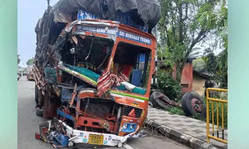 എ.സി റോഡിൽ ചരക്ക് ലോറികൾ കൂട്ടിയിടിച്ചു; രണ്ടുപേർക്ക് പരിക്ക് എ.സി റോഡിൽ ചരക്ക് ലോറികൾ കൂട്ടിയിടിച്ചു; രണ്ടുപേർക്ക് പരിക്ക്