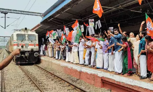 എറണാകുളം-ബംഗളൂരു ഇൻറർസിറ്റി എക്സ്പ്രസിന് സ്റ്റോപ്പ്: പൂക്കൾ വർഷിച്ച് ഒറ്റപ്പാലത്തിന്റെ ഊഷ്മള സ്വീകരണം