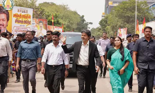 വിജയ്‌യെ കാണാൻ തടിച്ചുക്കൂടി ജനക്കൂട്ടം; കോയമ്പത്തൂരിൽ റോഡ് ഷോ, പെരിയാർ കേന്ദ്രം ഉദ്ഘാടനം ചെയ്തു
