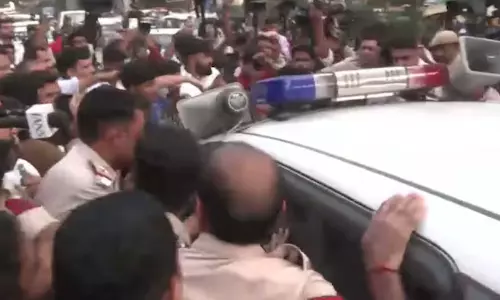 ദിപ്കെയും നേഹ ബോറയും കസ്റ്റഡിയിൽ; വിലക്ക് മറികടന്ന് പ്രതിഷേധം, ഡൽഹി സംഘർഷഭരിതം
