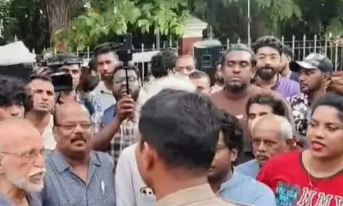 മാനവീയം വീഥിയിൽ പ്രകാശ് രാജ് പങ്കെടുത്ത പരിപാടിയിൽ മൈക്ക് സെറ്റ് ബലമായി പിടിച്ചെടുക്കാൻ ശ്രമിച്ച് പൊലീസ്, തർക്കം മാനവീയം വീഥിയിൽ പ്രകാശ് രാജ് പങ്കെടുത്ത പരിപാടിയിൽ മൈക്ക് സെറ്റ് ബലമായി പിടിച്ചെടുക്കാൻ ശ്രമിച്ച് പൊലീസ്, തർക്കം
