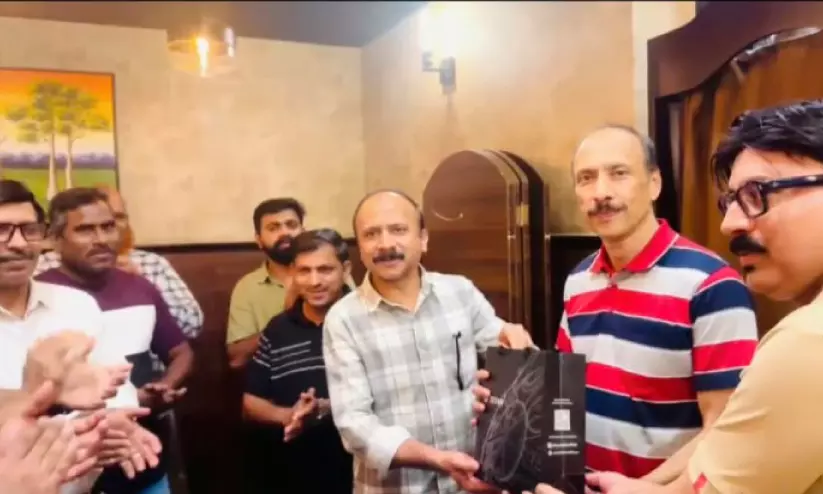 നാട്ടിലേക്ക് മടങ്ങുന്ന വിനോദ് കുമാറിന് യാത്രയയപ്പ് നൽകി നാട്ടിലേക്ക് മടങ്ങുന്ന വിനോദ് കുമാറിന് യാത്രയയപ്പ് നൽകി