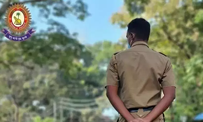കുട്ടികളുമായി പുഴയിൽ ചാടാൻ നിന്ന യുവതിക്ക് പൊലീസ് രക്ഷകരായി കുട്ടികളുമായി പുഴയിൽ ചാടാൻ നിന്ന യുവതിക്ക് പൊലീസ് രക്ഷകരായി