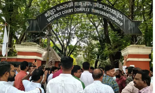മു​ൻ എ.​എ.​ജി​ക്ക് ​പൊ​ലീ​സ് മ​ർ​ദ​നം; കോ​ട​തി​ക​ൾ ബ​ഹി​ഷ്ക​രി​ച്ച് അ​ഭി​ഭാ​ഷ​ക​ർ