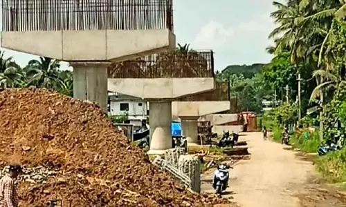 മ​ങ്ക​ര കാ​ളി​കാ​വ് റെ​യി​ൽ​വെ മേ​ൽ​പാ​ലം നി​ർ​മാ​ണം പു​രോ​ഗ​തി​യി​ൽ